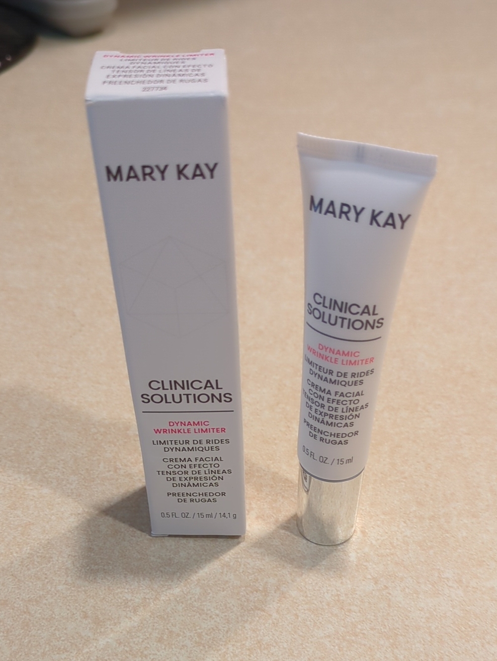 Mary Kay Clinical Solutions Dynamic Wrinkle Limiter - White & Silver